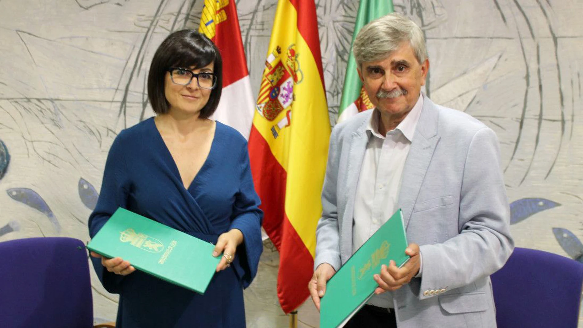 La directora territorial de Banca Comercial de Castilla y León Norte de Unicaja Banco, Marga Serna, y el rector de la ULE, Juan Francisco García Marín, renuevan su convenio de colaboración