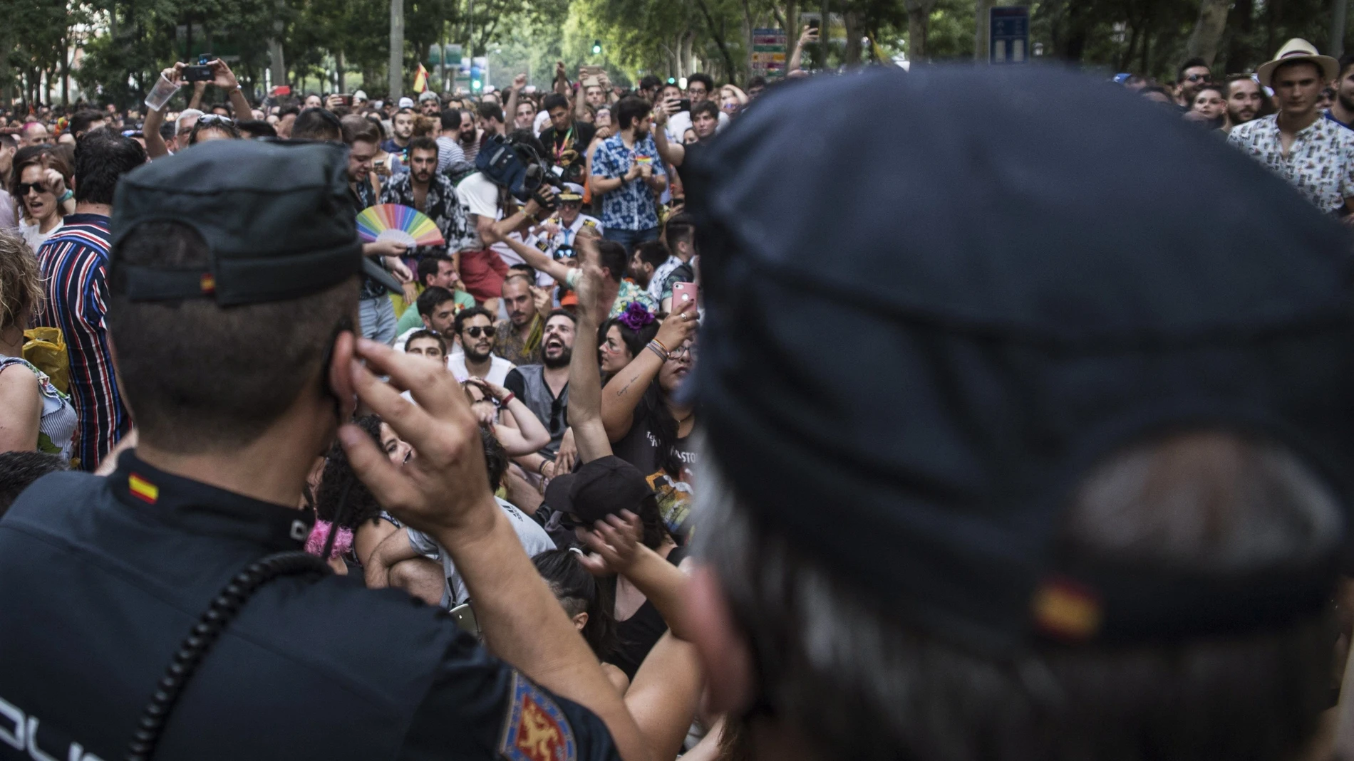 GRAF046. MADRID, 07/07/2019.- La Policía Nacional ha escoltado a los representantes de Ciudadanos que participaban en la manifestación del Orgullo 2019 para que pudieran abandonarla, después de estar bloqueados durante dos horas a la altura del Museo del Prado por asistentes a la marcha.