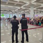 Policía nacionales en el aeropuerto de Palma de Mallorca