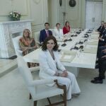 MADRID, 26/06/2023.-Los nuevos consejeros del Gobierno autonómico de Madrid, que preside Isabel Díaz Ayuso (c), durante la reunión este lunes tras tomar posesión de sus cargos para formar un Ejecutivo nuevo, que en esta ocasión va a desarrollar su labor con las ventajas que le permite la mayoría absoluta lograda por el PP en las elecciones del pasado 28 de mayo.