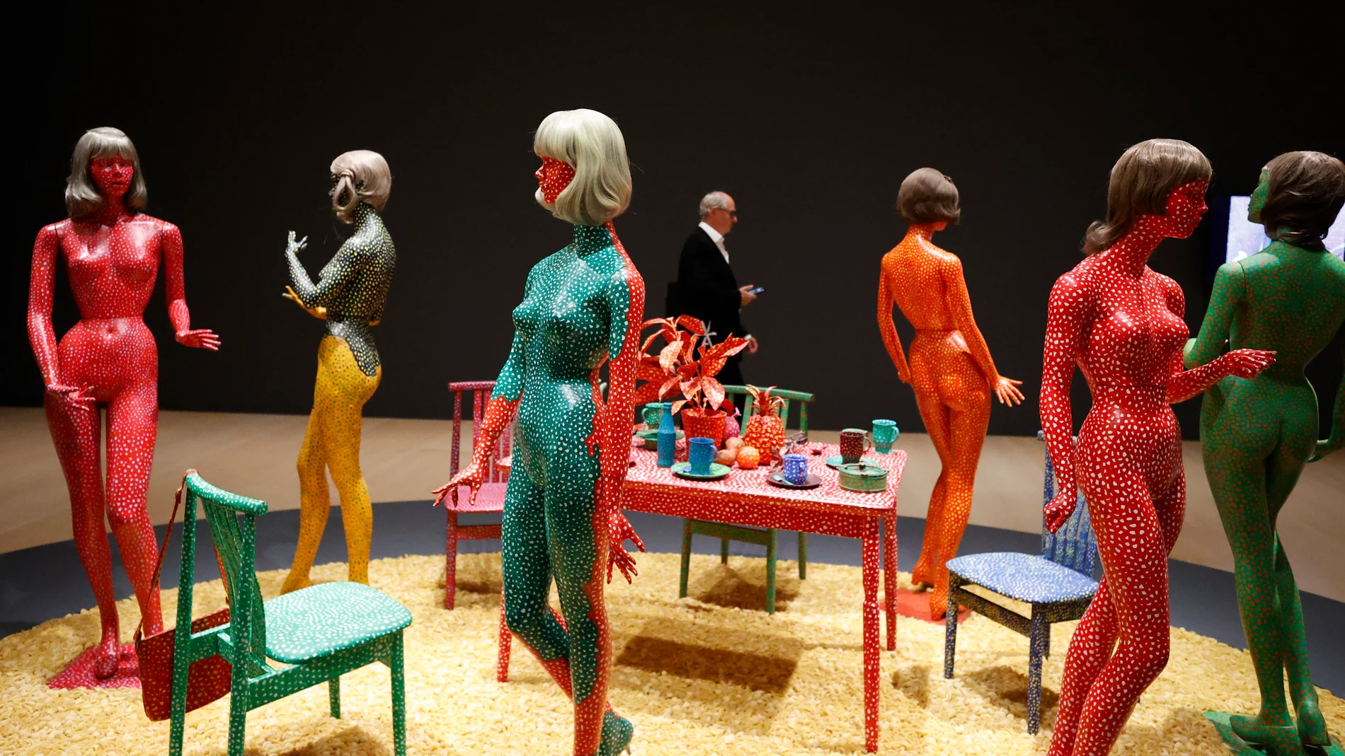 GRAFCAV9858. BILBAO, 26/06/2023.-La obra "Auto-obliteración" de la artista japonesa Yayoi Kusama, una de las figuras más influyentes del arte contemporáneo, en el Museo Guggenheim Bilbao, donde ha presentado este lunes una exposición retrospectiva dedicada a la artista japonesa . EFE/Luis Tejido