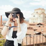Una turista realiza una fotografía en un entorno rural