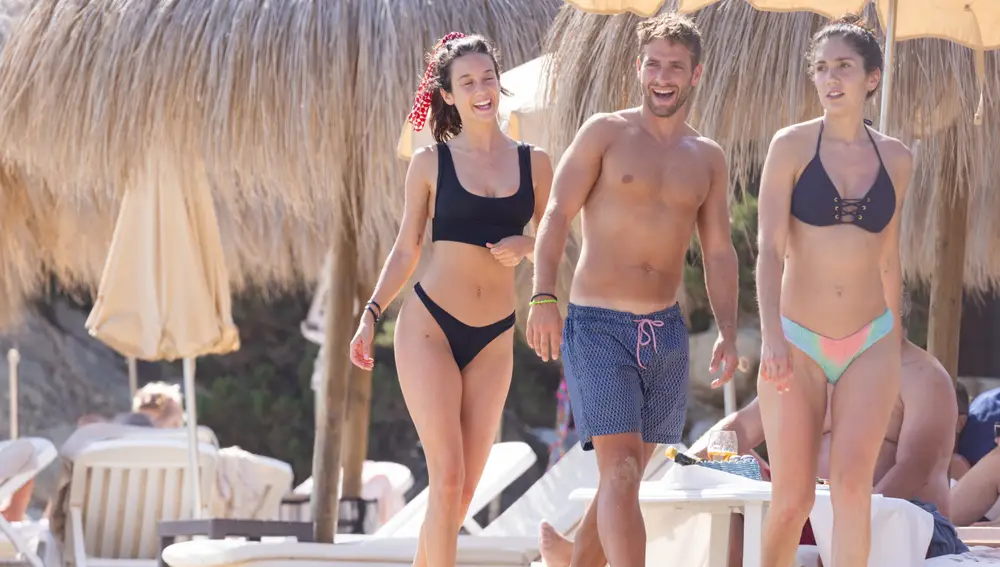 María y Celia Pedraza con un amigo en Ibiza