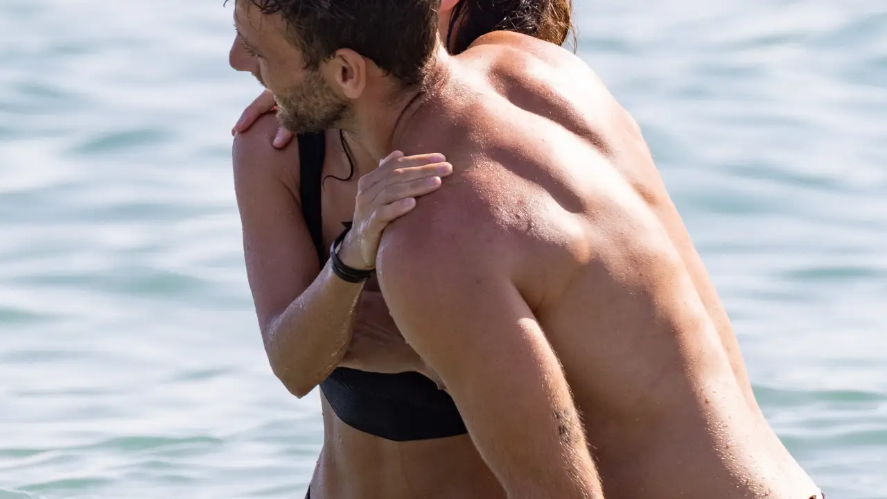 María Pedraza con un amigo en Ibiza
