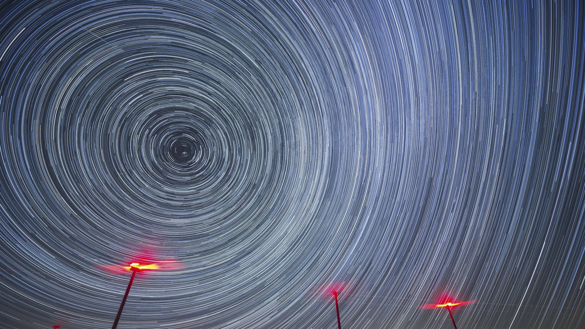ROCAMUNDO (CANTABRIA), 31/05/2022.- Imagen compuesta de 320 fotografías que muestran las estrellas circumpolares y los molinos de viento desde el páramo de La Lora, entre el observatorio astronómico de Cantabria y la comunidad de Castilla y León en la madrugada de este martes.
