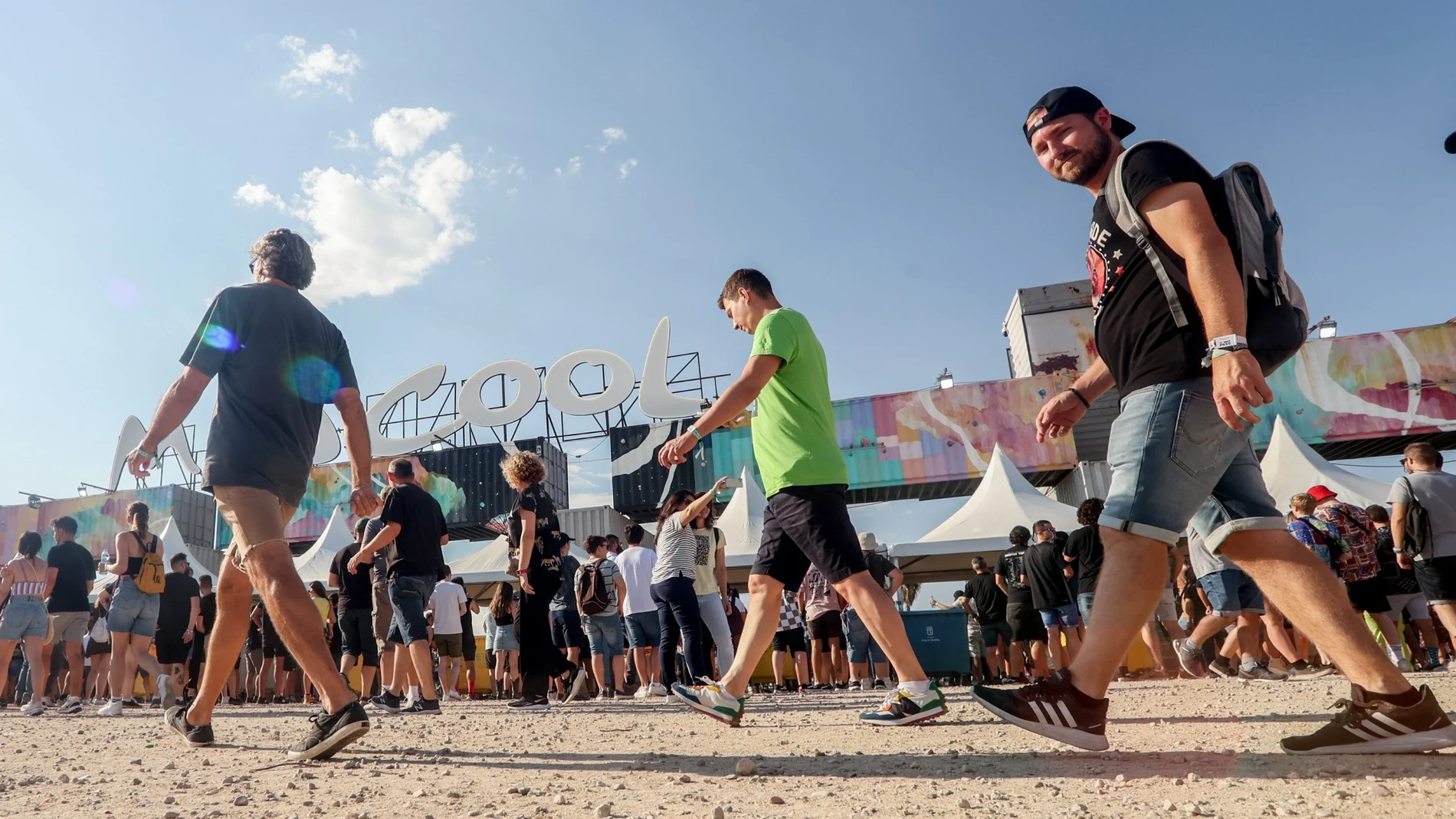 Ambiente durante el primer día del festival Mad Cool 2022 en Valdebebas, a 6 de julio de 2022, en Madrid (España). El festival de música más grande de Madrid, el Mad Cool, se une este julio a los grandes formatos que regresan tras la pandemia, y lo hace coincidiendo con otro de los macrofestivales con que se reparte el pastel del verano musical español. Desde su nacimiento en 2016, el Mad Cool ha subido escalones hasta convertirse en una de las citas festivaleras españolas con el cartel más ambicioso. 06 JULIO 2022;MADRID;MAD COOL;FESTIVAL;MÚSICA 06/07/2022