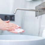 Mujer lavándose las manos
