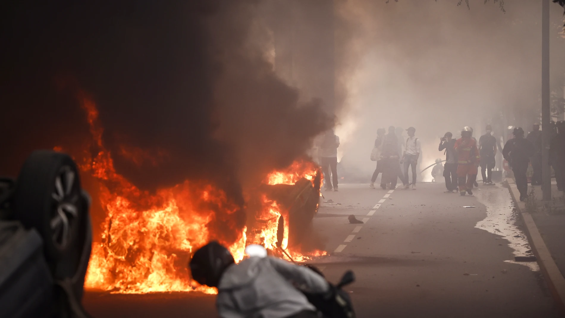 Nanterre (France), 29/06/2023.- A fire burns in the middle of a street during clashes between protesters and French riot police following a march in the memory of 17-year-old Nahel, who was killed by French Police in Nanterre, near Paris, France, 29 June 2023. Violence broke out after the police fatally shot a 17-year-old during a traffic stop in Nanterre on 27 June. According to the French interior minister, 31 people were arrested with 2,000 officers being deployed to prevent further violen...