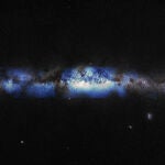 Composición artística de una fotografía de la vía láctea junto con la primera imagen basada en neutrinos de ésta. 
