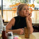 Fotograma exclusivo de la 3ª temporada de 'The Morning Show' en el que aparece Jennifer Aniston desayunando
