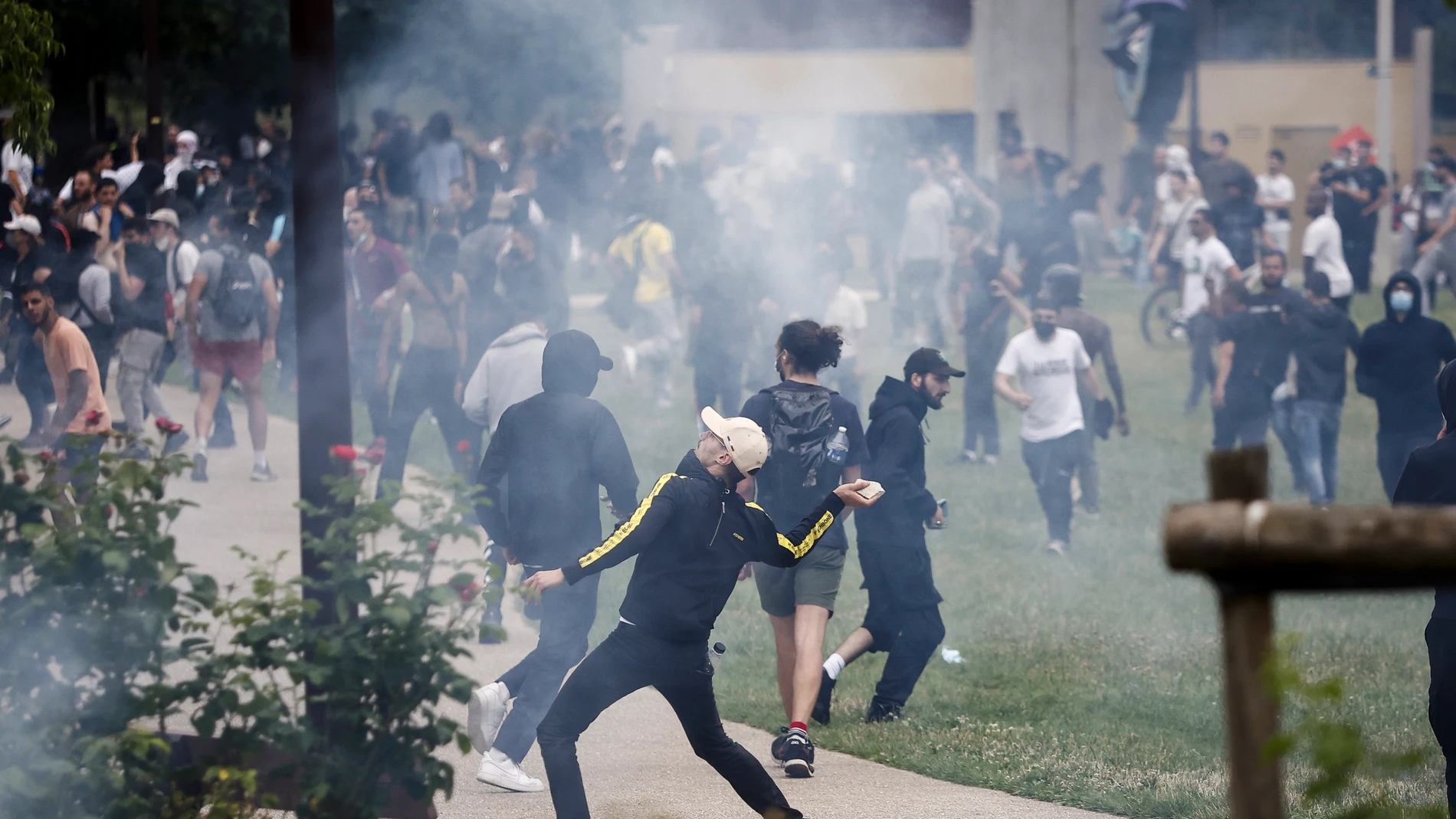 Nanterre (France), 29/06/2023.- A protester throws a rock during clashes with French riot police following a march in the memory of 17-year-old Nahel, who was killed by French Police in Nanterre, near Paris, France, 29 June 2023. Violence broke out after the police fatally shot a 17-year-old during a traffic stop in Nanterre on 27 June. According to the French interior minister, 31 people were arrested with 2,000 officers being deployed to prevent further violence. (Protestas, Disturbios, Fra...