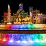 La Fuente y el  Palacio de Cibeles de Madrid iluminados con los colores de la bandera LGTBIQ+ el 28 de junio de 2023. Volverán a encenderse el sábado 1 de julio, día en el que tendrá lugar la Manifestación Estatal del Orgullo 2023