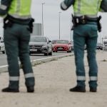 Dos agentes de la Guardia Civil en un dispositivo de vigilancia