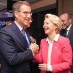 El líder del PP, Alberto Nuñez Feijóo, junto a la presidenta de la Comisión Europea, Ursula von der Leyen, durante la cumbre del PPE. En Bruselas, a 29 de junio de 2023.