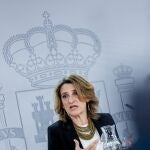 La vicepresidenta tercera y ministra para la Transición Ecológica y el Reto Demográfico, Teresa Ribera, interviene durante una rueda de prensa posterior al Consejo de Ministros, en el Palacio de la Moncloa, a 24 de enero de 2023, en Madrid (España). El Consejo de Ministros ha aprobado en su reunión los planes de cuenca para el tercer ciclo de planificación hidrológica, entre ellos el del Tajo, que afectará al trasvase al Segura y que ha provocado encendidas protestas desde la Comunidad Valenciana, Murcia y Andalucía. El Consejo ha dado el visto bueno a los doce planes hidrológicos, que incluyen la creación del caudal ecológico para mantener los valores ecológicos necesarios para la supervivencia de los ríos. 24 ENERO 2023;APRUEBA;RECORTE;TRASVASE;REUNIÓN;PLANES;HIDROLÓGICOS;PLANIFICACIÓN;PROTESTAS;CAUDAL;ECOLOGÍA;SUPERVIVENCIA;RÍOS 24/01/2023