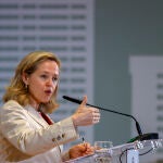Nadia Calviño preside la reunión con las patronales bancarias, las asociaciones de usuarios financieros