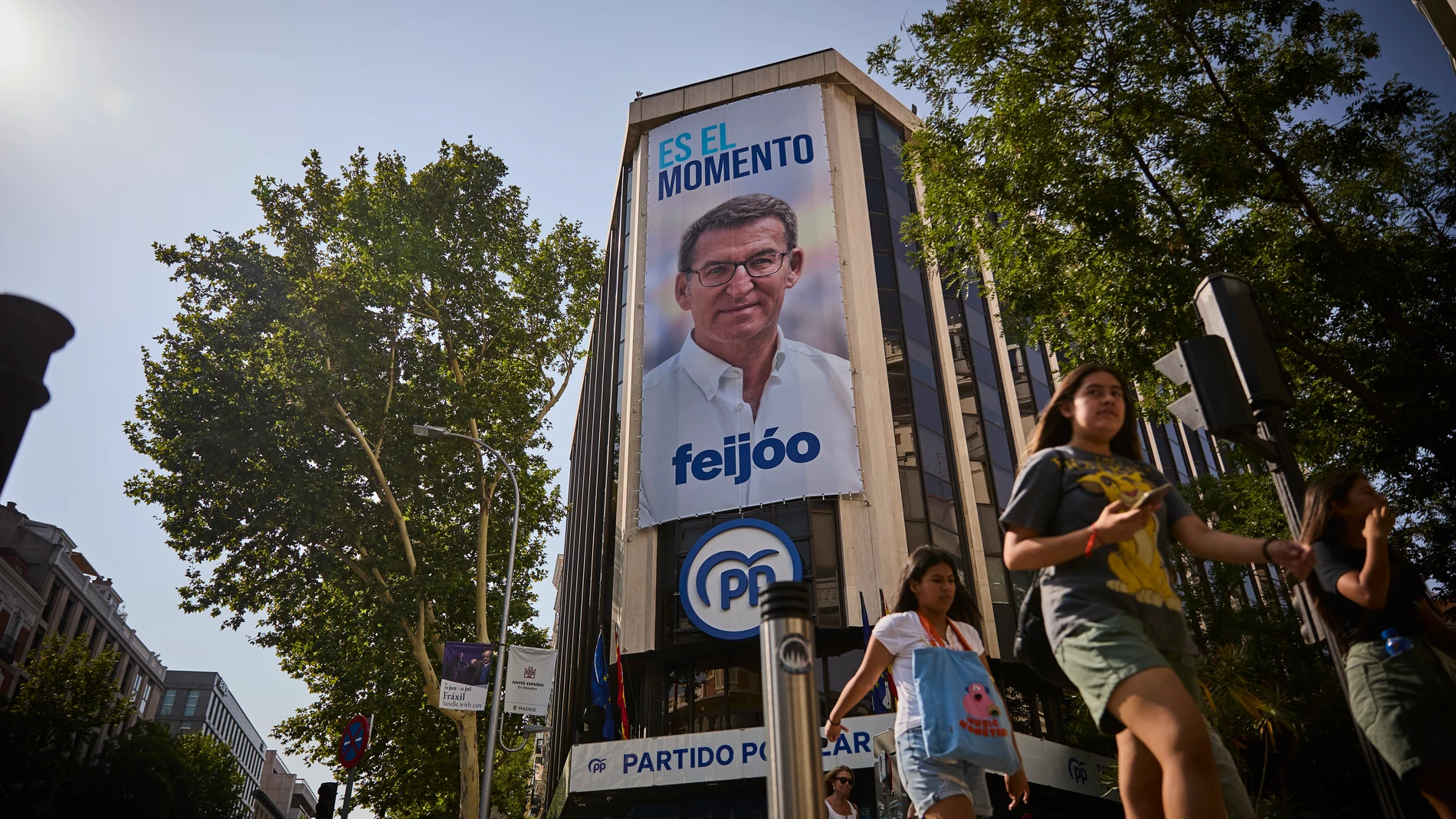 El Partido Popular ha colgado en su sede nacional de la calle de Génova una lona con una fotografía en primer plano de su candidato, Alberto Núñez Feijóo, y el lema de campaña para las elecciones del 23 de julio: "Es el momento.© Alberto R. Roldán / Diario La Razón.29 06 2023