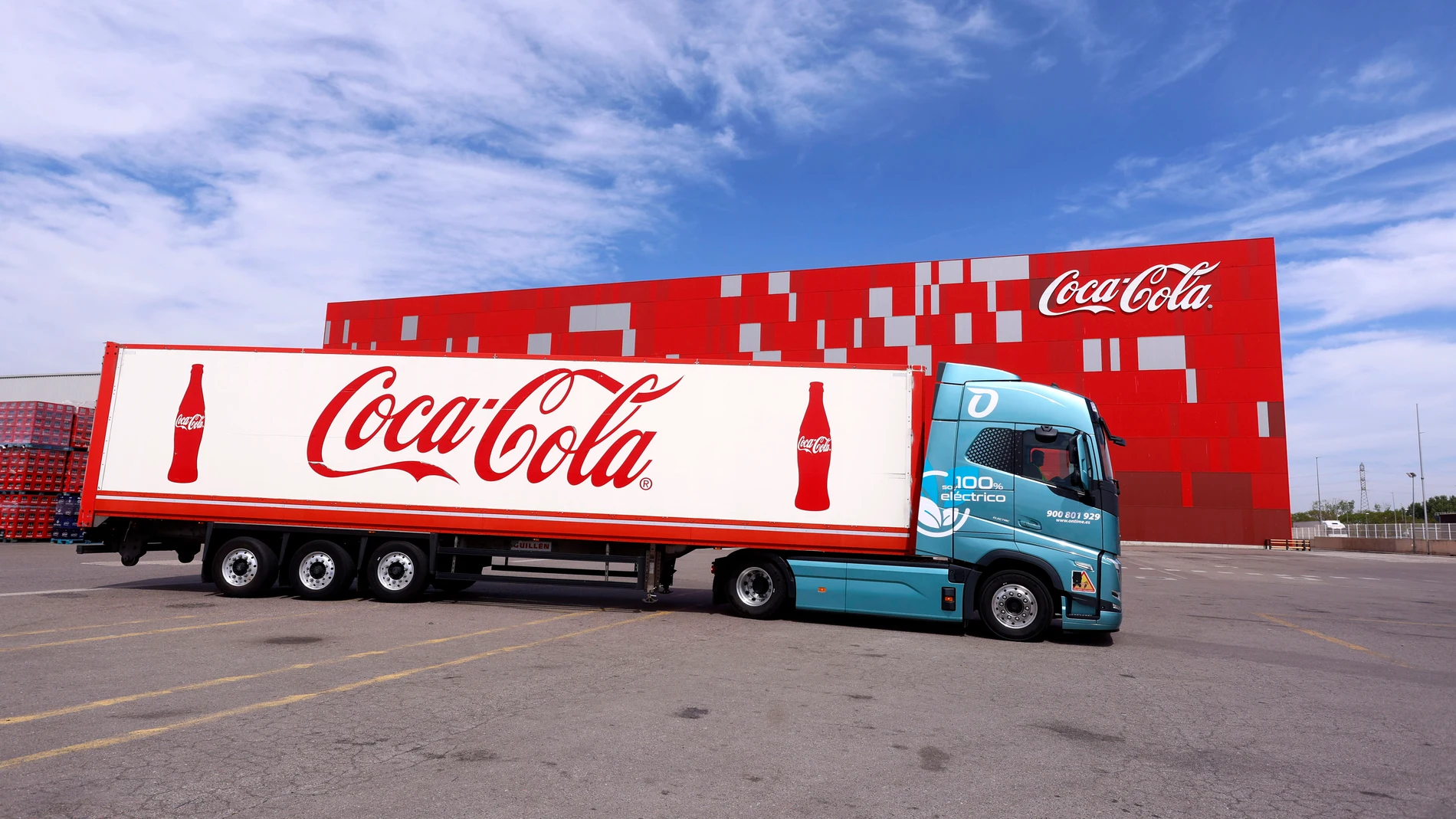 Uno de los camiones eléctricos FL Eéectric que Coca-Cola utiliza para su distribución desde la planta de Valencia