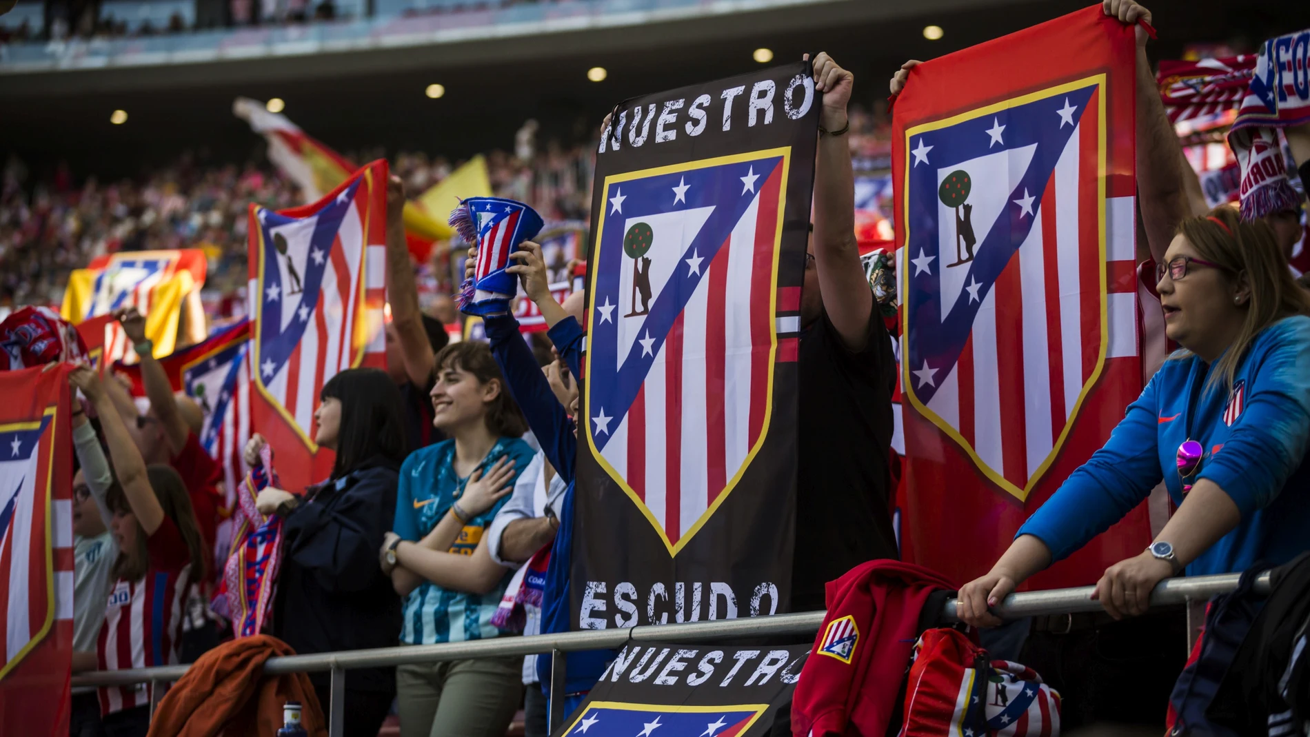 Aficionados del Atlético reivindican la vuelta al escudo clásico