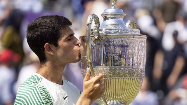 Alcaraz, con el trofeo de Queen's que conquistó en 2023