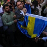 Manifestantes iraníes queman una bandera sueca frente a la Embajada de Suecia en Teherán