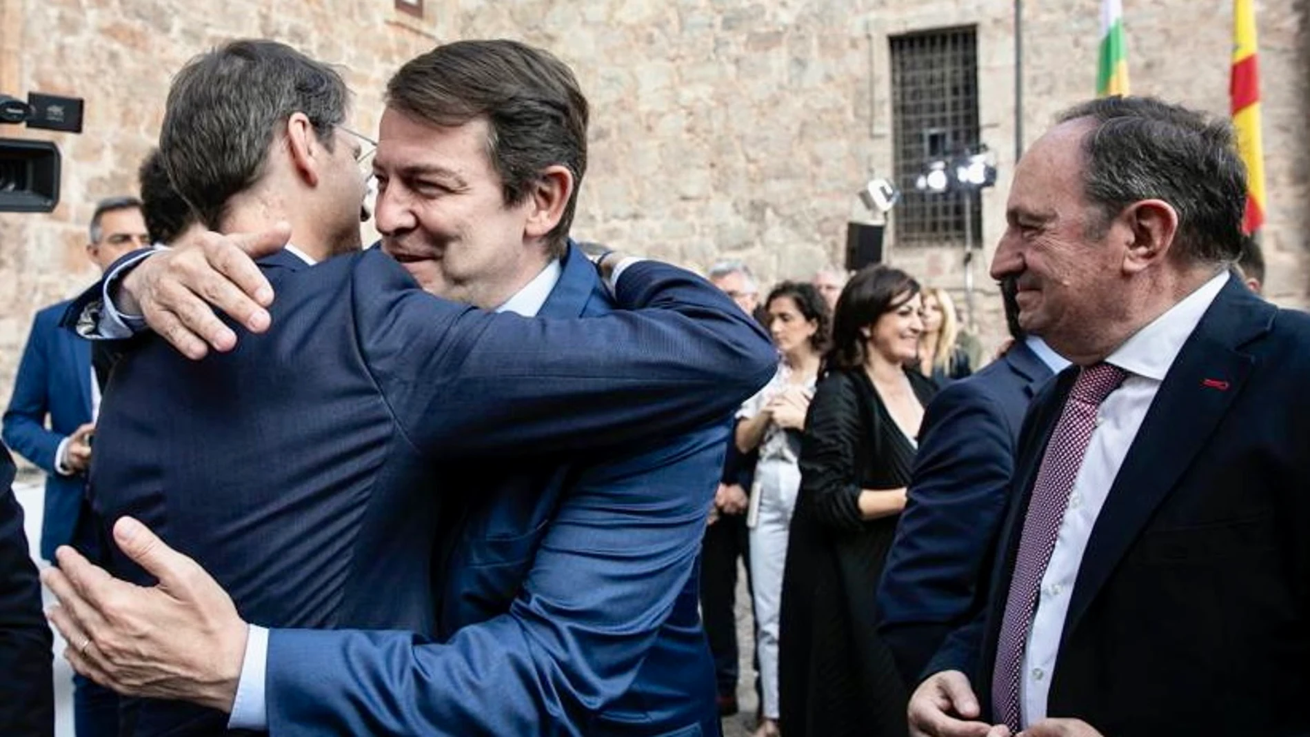 El presidente de la Junta de Castilla y León, Alfonso Fernández Mañueco, asiste a la toma de posesión del presidente de La Rioja, Gonzalo Capellán