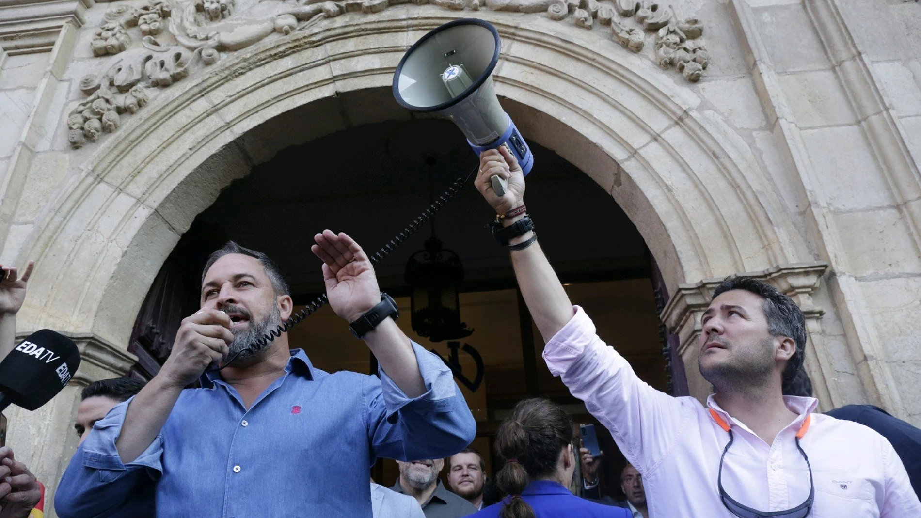 El presidente de VOX, Santiago Abascal (i), durante un acto de precampaña electoral en la plaza San Marcelo de León, a 29 de junio de 2023, en León, Castilla y León (España). Durante esta semana, el candidato de VOX a la presidencia del Gobierno para las elecciones generales del 23 de julio, visita varias ciudades de Castilla y León para celebrar actos de precampaña electoral. Antes de participar en este mitin de León, asistió a un acto en Salamanca.