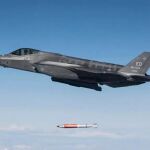 Prueba de lanzamiento de una bomba B-61 desde la bodega de un F-35A durante un ejercicio