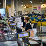 Ambiente en una oficina de Correos en los días previos al inicio de la campaña electoral del 23J