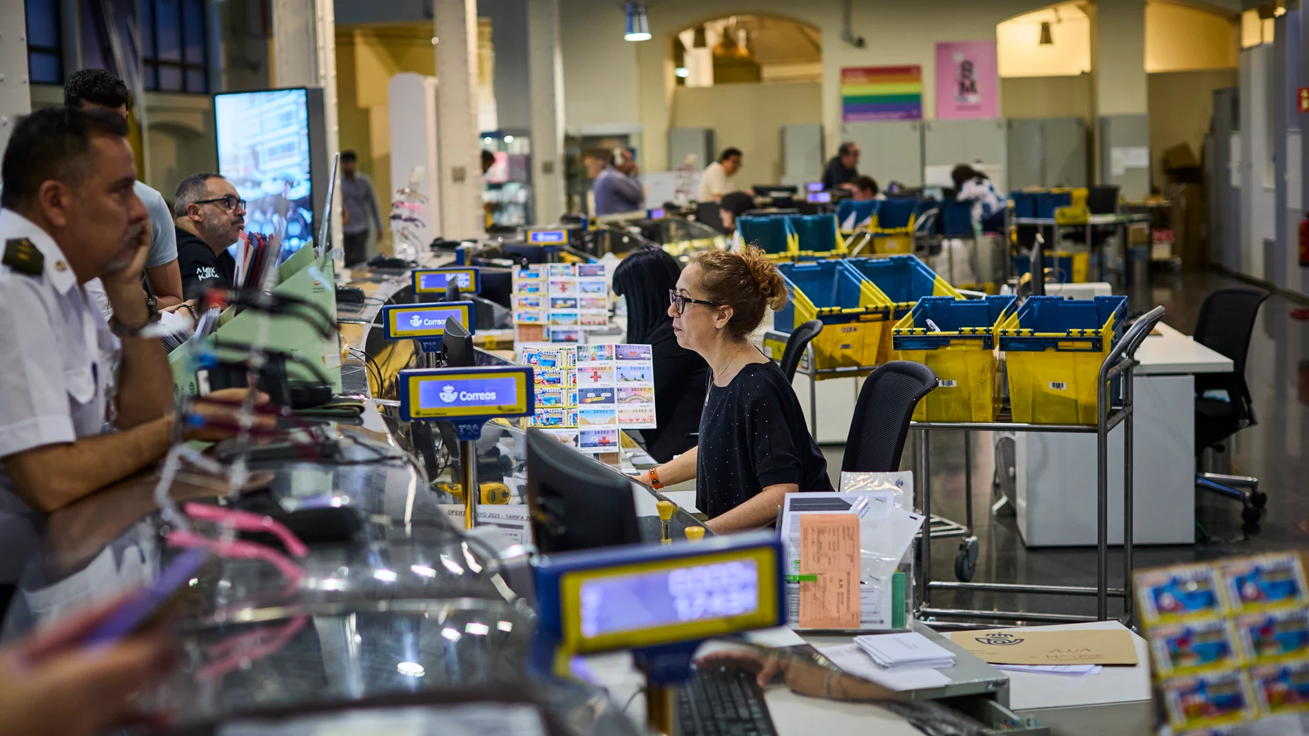 Ambiente en una oficina de Correos en los días previos al inicio de la campaña electoral del 23J