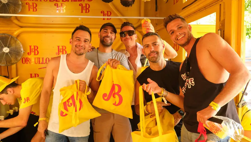 Alejandro Amenábar con amigos.