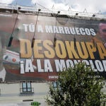 Desokupa despliega una gran pancarta en el centro de Madrid