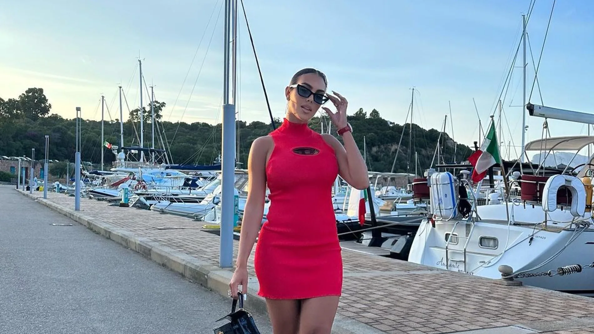 Georgina Rodríguez con vestido rojo.