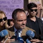 El alcalde de Móstoles, Manuel Bautista, ofrece declaraciones a los medios tras el minuto de silencio por el fallecimiento de la mujer de 36 años apuñalada por su expareja, frente al Ayuntamiento de Móstoles