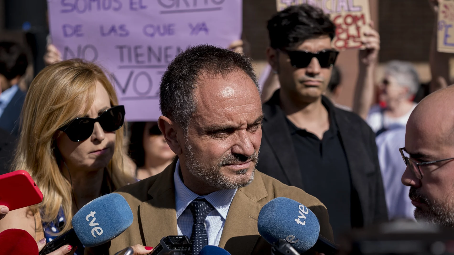 El alcalde de Móstoles, Manuel Bautista, ofrece declaraciones a los medios tras el minuto de silencio por el fallecimiento de la mujer de 36 años apuñalada por su expareja, frente al Ayuntamiento de Móstoles