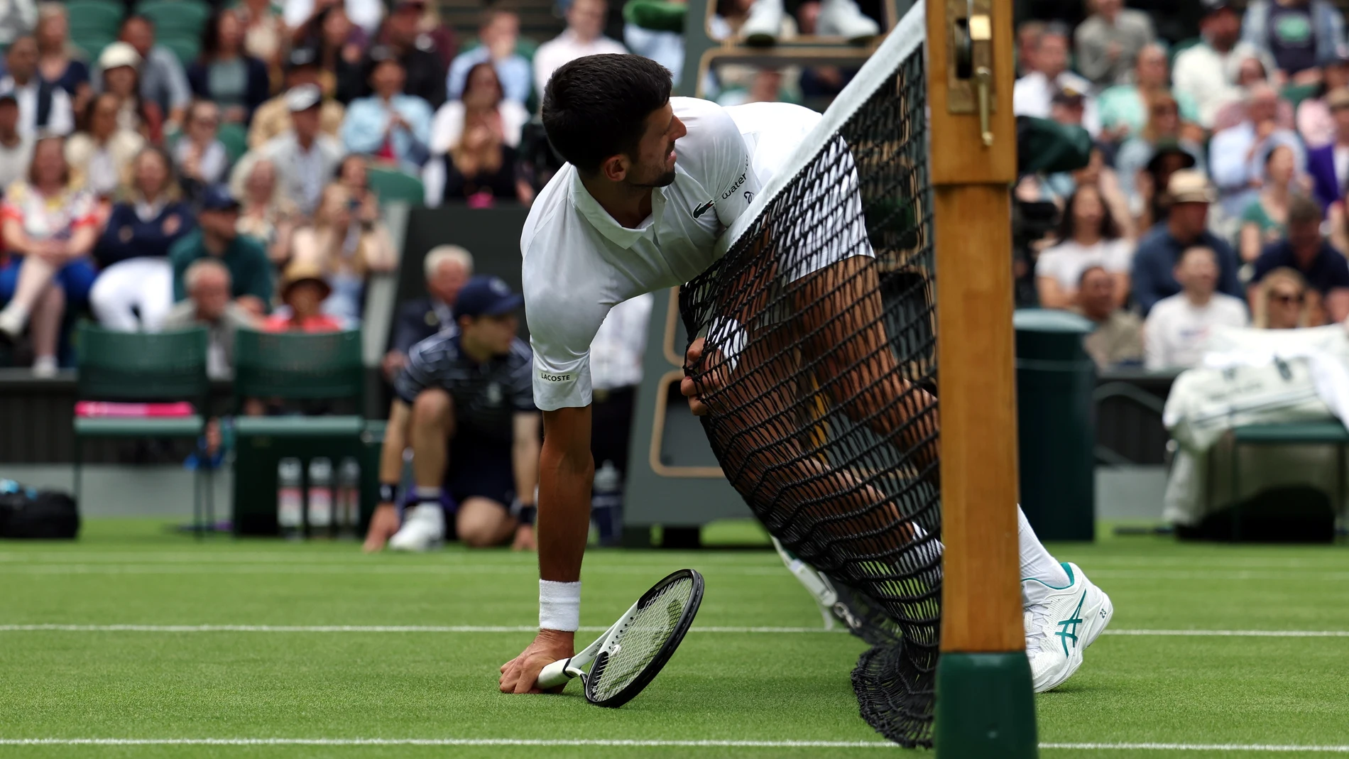Wimbledon (United Kingdom), 03/07/2023.- Novak Djokovic of Serbia falls over the net as he plays Pedro Cachin of Argentina in their 1st round match at the Wimbledon Championships, Wimbledon, Britain, 03 July 2023. (Tenis, Reino Unido) EFE/EPA/NEIL HALL EDITORIAL USE ONLY EDITORIAL USE ONLY