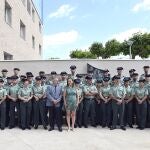 Foto de familia de Virginia Barcones con agentes en prácticas en Burgos