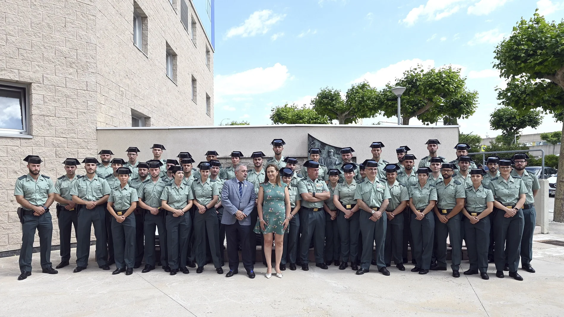 Foto de familia de Virginia Barcones con agentes en prácticas en Burgos