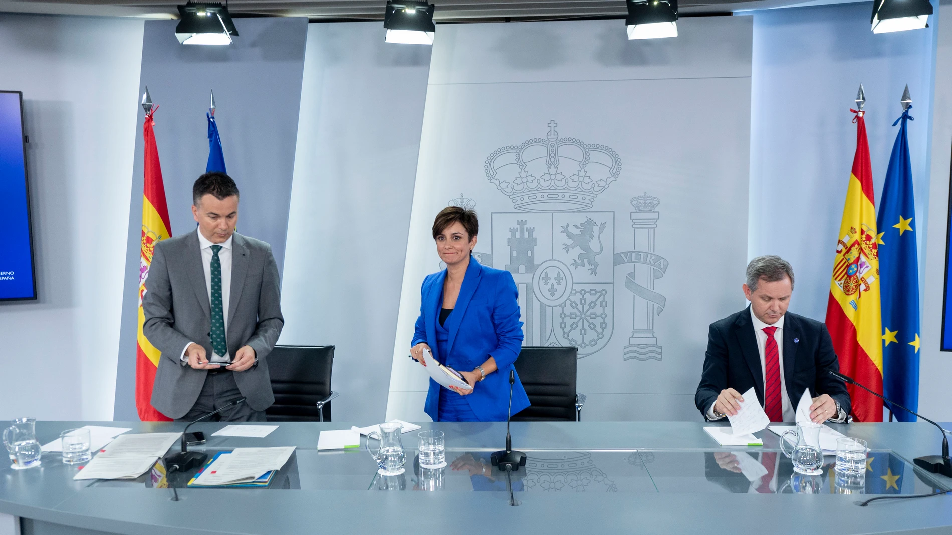 (I-D) El ministro de Industria, Comercio y Turismo, Héctor Gómez; la ministra Portavoz y de Política Territorial, Isabel Rodríguez y el ministro de Sanidad, José Miñones, al finalizar una rueda de prensa posterior al Consejo de Ministros, en el Palacio de La Moncloa, a 4 de julio de 2023, en Madrid (España). El Consejo de Ministros ha aprobado el Real Decreto que pone fin a la obligatoriedad del uso de las mascarillas en centros de salud, hospitales, farmacias y centros sociosanitarios. La nu...