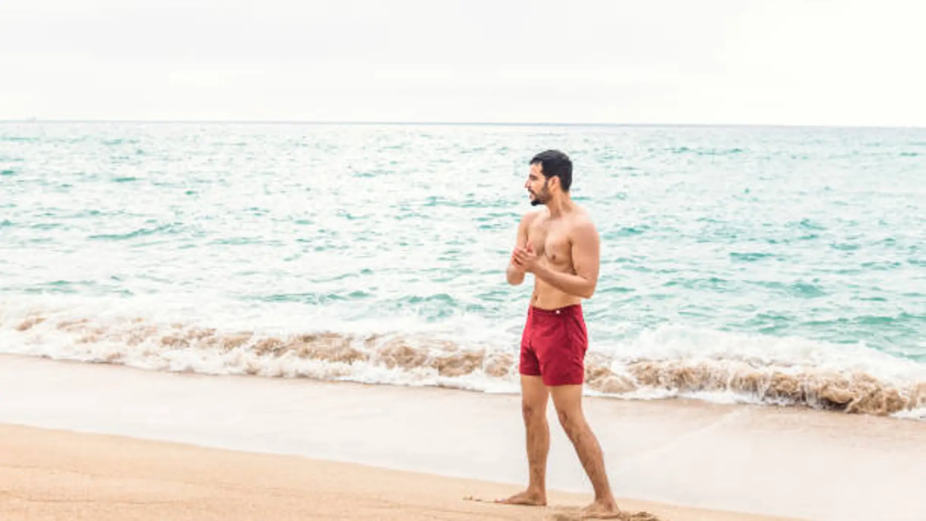 Un hombre pasea por la playa