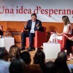 De izquierda a derecha, la periodista de La Razón, Ana Garrido; el presidente Puig y las periodistas Ana Matamales y Ana Talens 