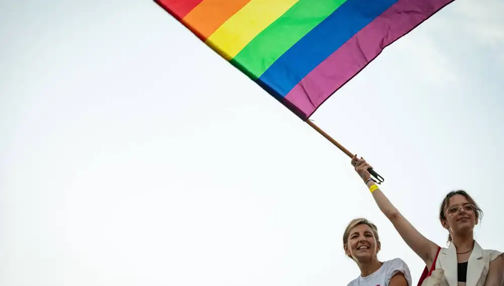 La vicepresidenta Yolanda Díaz y la portavoz de feminismos de Sumar, Elisabeth Duval, este sábado en la manifestación del Orgullo en Madrid