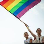 La vicepresidenta Yolanda Díaz y la portavoz de feminismos de Sumar, Elisabeth Duval, este sábado en la manifestación del Orgullo en Madrid