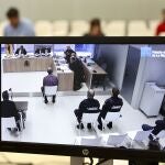 El acusado Francisco Javier Almeida (en el centro de la imagen del monitor), considerado presunto autor del asesinato y agresión sexual al niño de nueve años Álex cuando jugaba en un parque de Lardero (La Rioja) el 28 de octubre de 2021, comparece ante el tribunal en la segunda sesión de su juicio en la Audiencia Provincial de Logroño