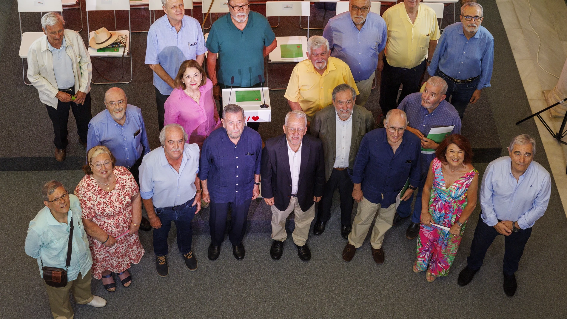 Los veteranos del PSOE de Andalucía en la presentación del manifiesto en apoyo a Pedro Sánchez de cara a las elecciones generales