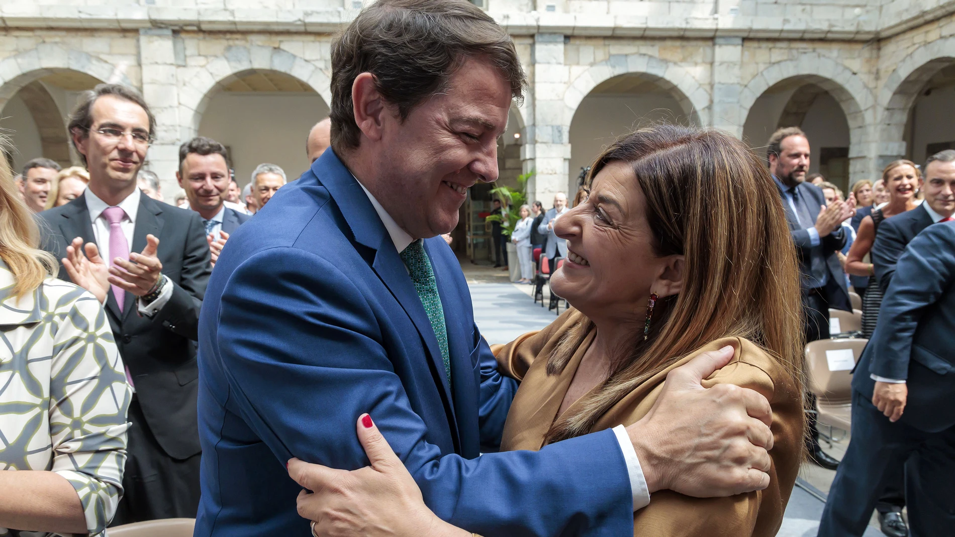 El presidente de la Junta de Castilla y León, Alfonso Fernández Mañueco, asiste en Santander, a la toma de posesión de María José Sáenz de Buruaga Gómez como presidenta de Cantabria