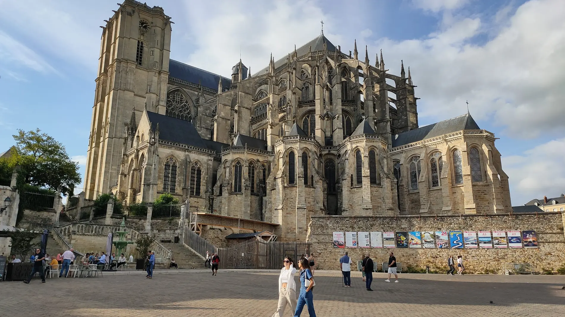 Impresionan la belleza y las grandes dimensiones de este templo católico