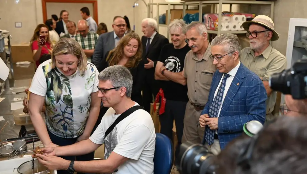 La consejera Isabel Blanco visita la residencia juvenil Gil de Siloé