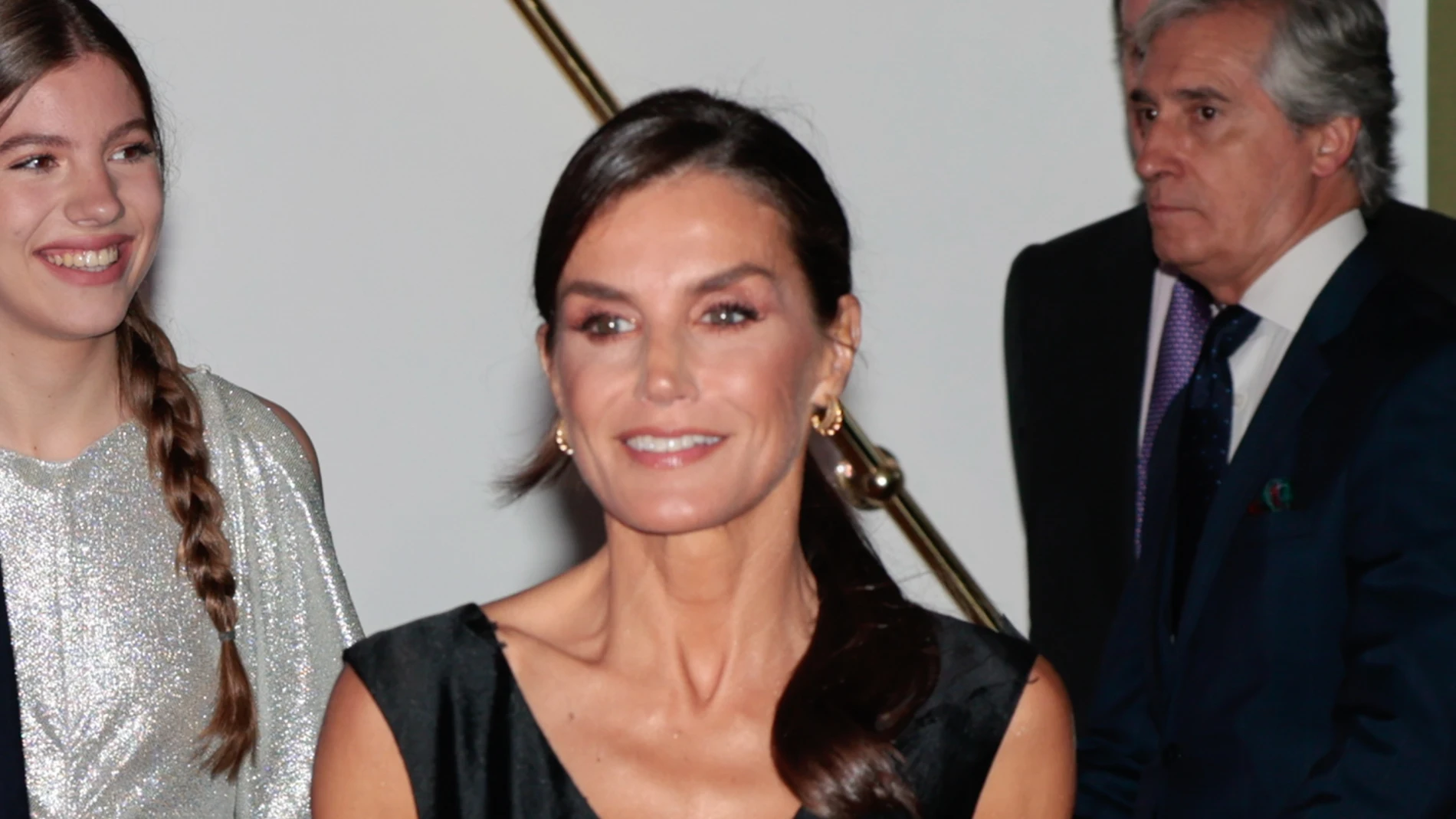 La Reina Letizia con vestido negro.