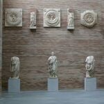 Fachada del foro colonial con adornos, cariátides y togados